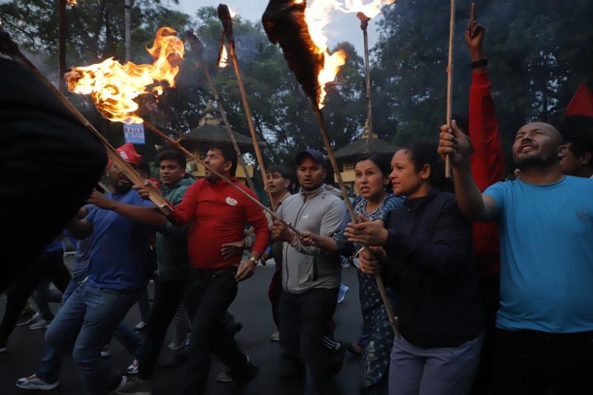 दुई अखिलद्धारा मूल्यबृद्धिको विरोधमा मसाल जुलुस