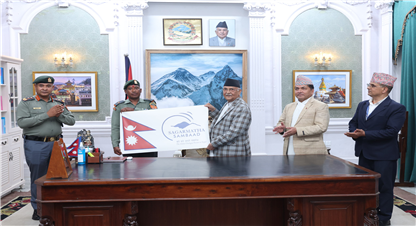 सगरमाथा चढ्ने सशस्त्रका असइ छत्याललाई सगरमाथा संवादको झण्डा