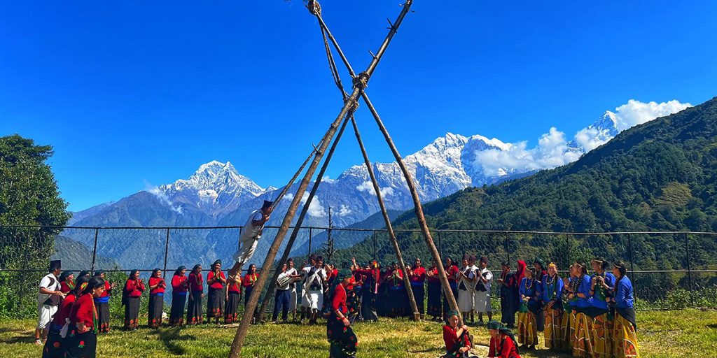 विजयादशमीः दुर्गा देवीको प्रसाद र आशीर्वाद थाप्नेको चहलपहल
