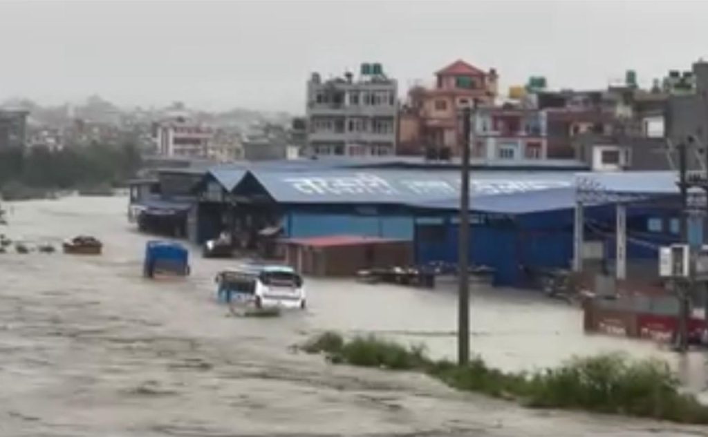 भारी वर्षासँगै राजमार्ग अवरुद्ध हुने सम्भावना उच्च