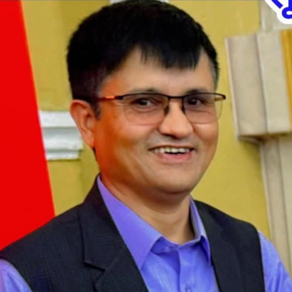 ओलीको नेतृत्वमाथि कार्यकर्ताले धावा बोल्दा सूर्य थापा काँध थाप्दै